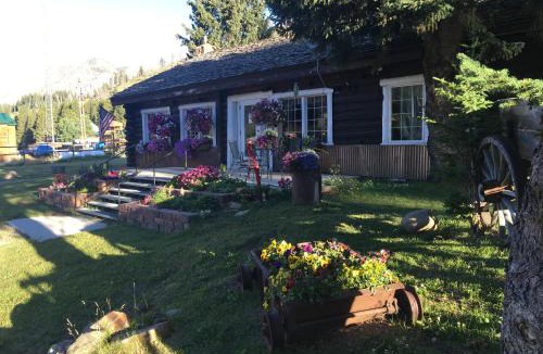 Cooke City-Silver Gate Hotel | Antlers Lodge