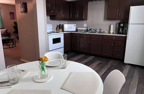 Masury Apartment | Apt 3 Comfortable and Convenient