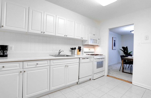Crystal City Apartment | Apt in Arlington | Pool & Gym | Easy Metro Access