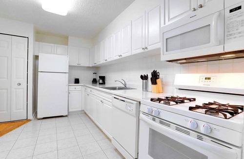 Crystal City Apartment | Apt in Arlington | Pool & Gym | Easy Metro Access