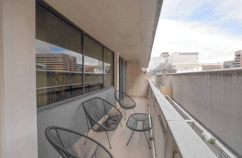 Crystal City Apartment | Apt in Arlington | Pool & Gym | Easy Metro Access
