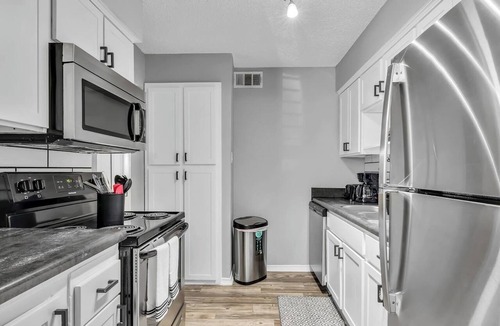 Central Arlington Apartment | Arlington 2BR | AT&T, Globe Life, 6 Flags, Parking