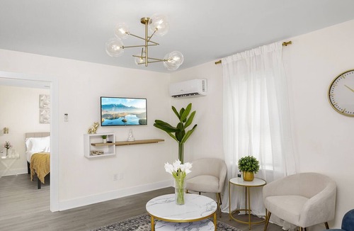 Charlotte Cottage | Art Deco Inspired Bungalow| 7 mins from Uptown|Patio