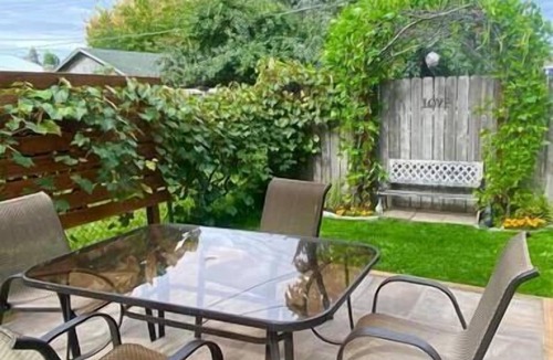 South Perry District House | Art House Down-Artsy, Pets, Comfy, Safe, Beautiful