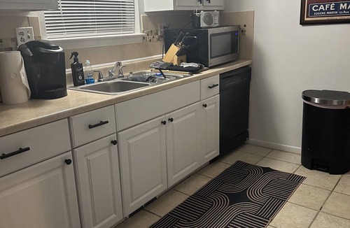 Southfield House | Artsy Cozy & Central! Near Berkeley, Royal Oak, DTWN Detroit, Zoo & Dream cruise