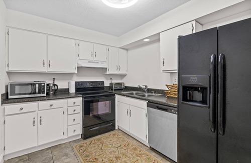 Columbia Apartment | Artsy High-rise Condo