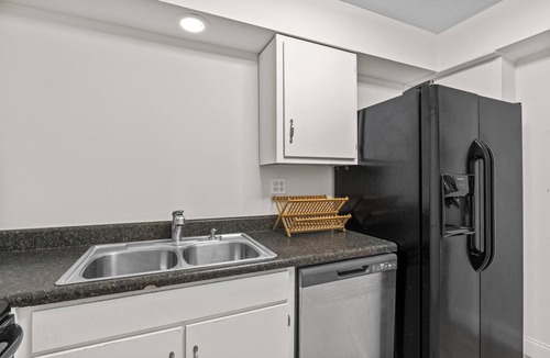 Columbia Apartment | Artsy High-rise Condo