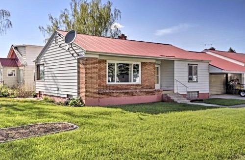 Ashton House | Ashton Escape with Yard 56 Mi to West Yellowstone!