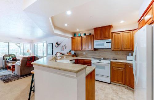 Coeur d'Alene Apartment | Astounding Arrow Point (F-101)