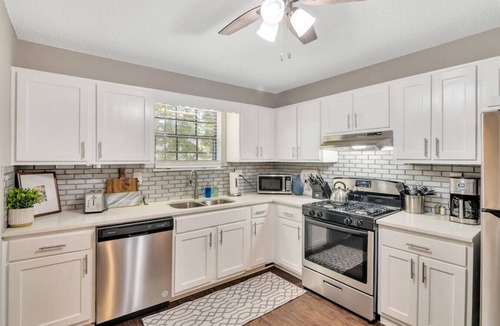 Smyrna Villa | ATH - Sleeps 4 - 2 Beds - Pet Friendly - Fenced FW2