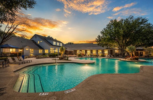 Pleasant Valley Apartment | Austin 3BR Home for Families & Groups · Sleeps 10 · 10min to UT