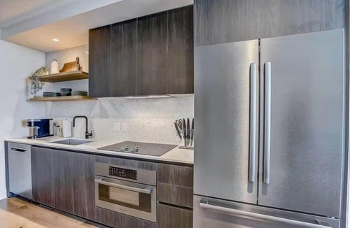 Rainey Street Historic District Condo | Austin Cowboy |Heated Rooftop Pool| by Barclé