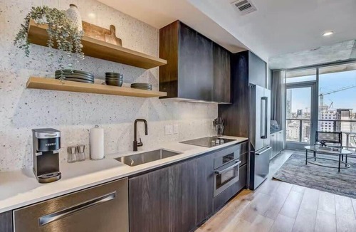 Rainey Street Historic District Condo | Austin Cowboy |Heated Rooftop Pool| by Barclé