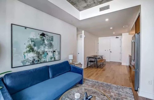 Rainey Street Historic District Condo | Austin Cowboy |Heated Rooftop Pool| by Barclé