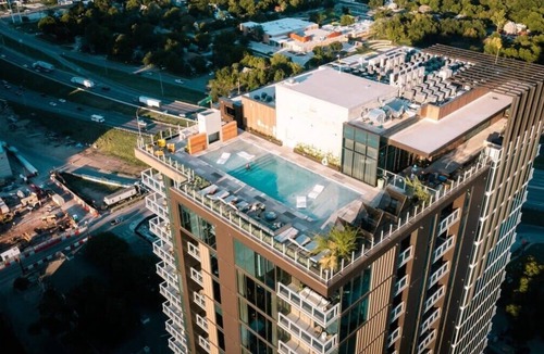 Rainey Street Historic District Condo | Austin Cowboy |Heated Rooftop Pool| by Barclé