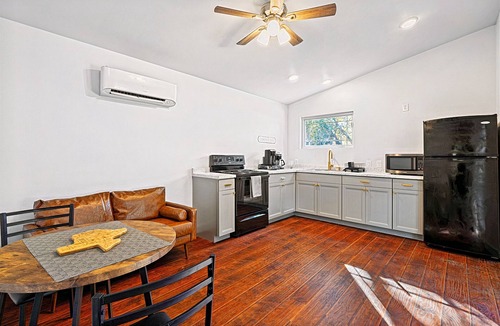 South Manchaca House | Austin Cozy Tiny Home | Fire Pit | Pet-Friendly