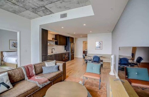 Rainey Street Historic District Condo | Austin Luxury 2BR: Rooftop Pool & City View + Gym