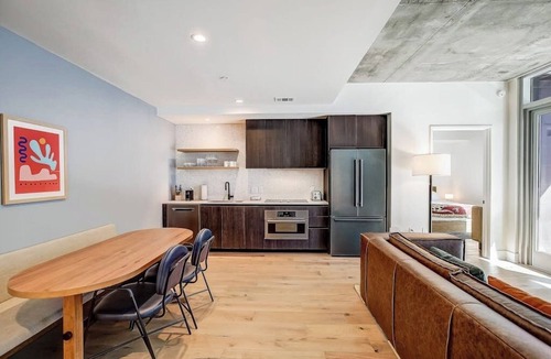 Rainey Street Historic District Condo | Austin Rainey Street condo w/2 suites & lake-view balcony, rooftop pool & gym
