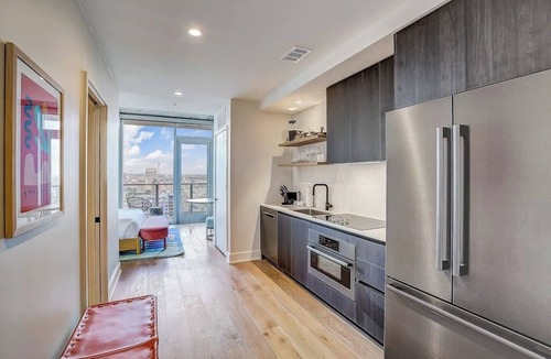 Rainey Street Historic District Apartment | Austin Rainey Street studio - lake & skyline-view balcony, rooftop pool & gym