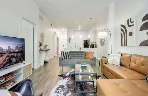 Travis Heights Apartment | Austin Style Getaway | Pool Gym Rooftop | Best Loc