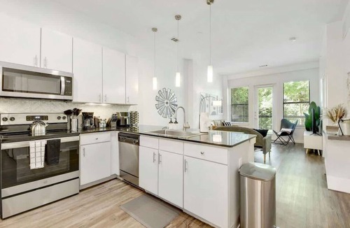 Travis Heights Apartment | Austin Style Getaway | Pool Gym Rooftop | Best Loc