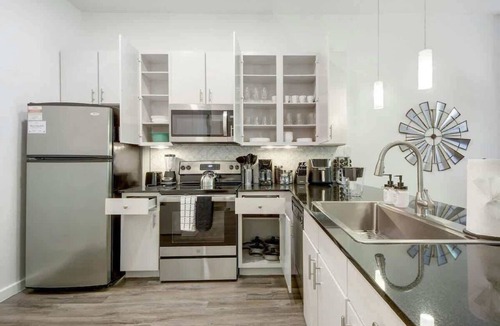 Travis Heights Apartment | Austin Style Getaway | Pool Gym Rooftop | Best Loc