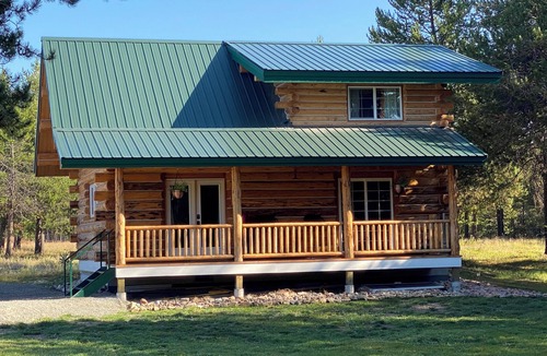 Marion Cabin | Authentic Montana wilderness log cabin (pet friendly)