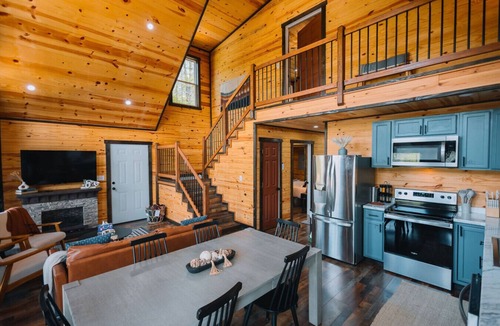 Campton Cabin | Autumn Colors | Family Cabin | Hot Tub | Kid Games
