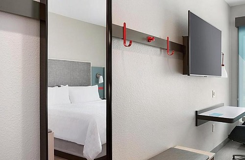 Warren Hotel | avid hotels - Detroit - Warren by IHG