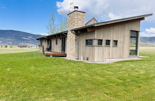 Livingston House | Award winning home in Paradise Valley, Montana, access to the Yellowstone River!
