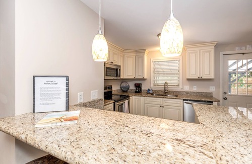 Biloxi Cottage | Azalea Cottage - 3 blocks to beach & downtown! Ocean Springs perfect location!