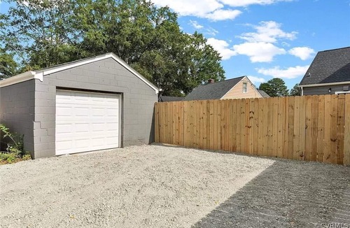 North Chesterfield House | Backyard City Escape w/Flare
