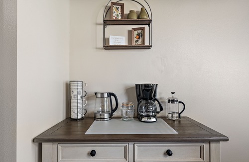 Caldwell House | ⭐Badminton/Volleyball net⭐️100Mbps⭐️3 TVs⭐️15min→Indian Creek Plaza⭐2600ft² ⭐nn