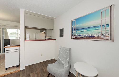 Palms Apartment | Bagley 210- Apartment with AC in charming Los Angeles
