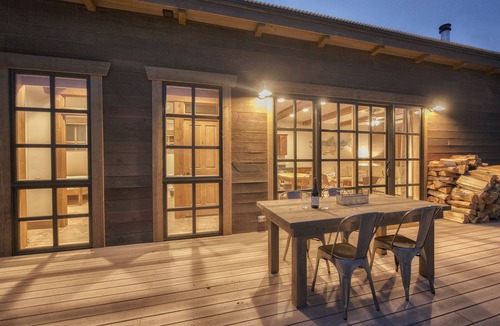 Jackson Hole House | Baitshop Cabin Privacy in Downtown Jackson 2 blocks to Town Square w/A/C