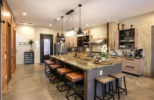 Logan Heights Apartment | Bamboo Loft 6BR: Sleeps 24 in Downtown SAN