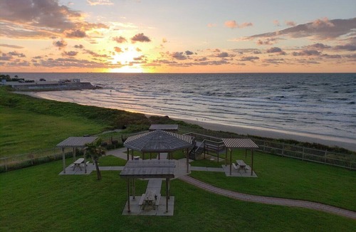 Galveston Condo | Barefoot Bliss - Beachfront Condo @ Seascape-Oceanview Balcony w/2 king beds