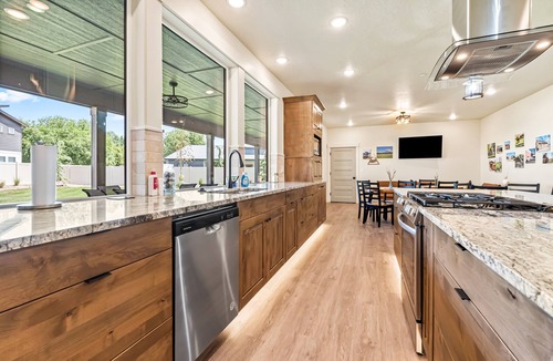 Caldwell House | Barndominium Getaway|Family Retreat|Teams|RV Options|Pickleball|Fire Pits