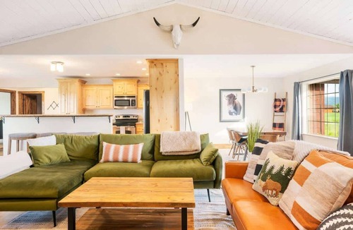 Victor House | Basecamp Stays: Stylish Mtn Home, Fireplace, Views