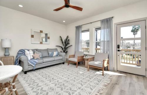 San Leon House | Bay Breeze Bungalow - Game Room & Pet Friendly
