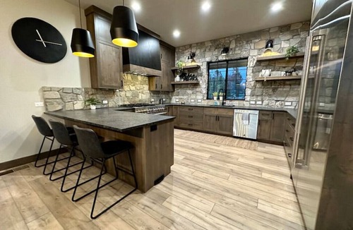 Donnelly Cabin | Bay View Base .