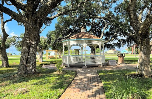 Palacios House | Bay View Cottage - 1 block to lighted fishing piers, parks, boat ramp & more.