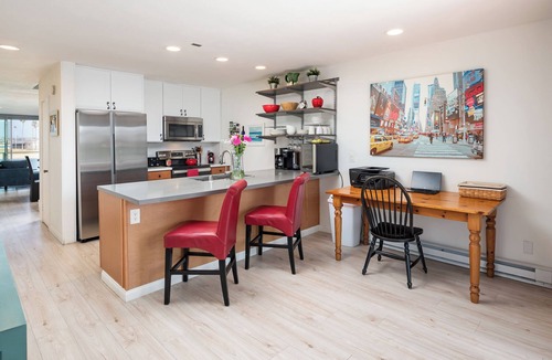 Mission Beach Condo | Bayfront, large-1,418 ft2 condo, 180 degree water views. Parking on site. A/C.