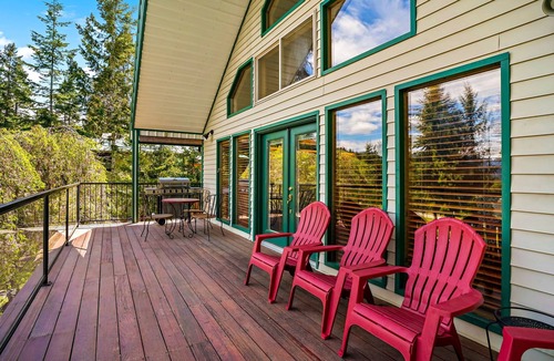 Bayview Cabin | Bayview Cabin - Lake Pend Oreille Views/Sleeps 8