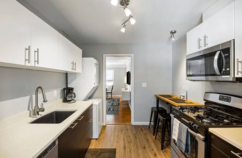 Brookwood Apartment | (BC1bL) Cute Condo, Walkable to Midtown, 1 Block from MARTA