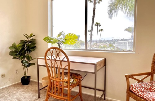 Point Loma Heights Condo | Beach 1BR Retro Tiki Condo Pool + Parking Balcony King Bed Top Floor