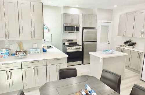 Peninsula Condo | Beach and Bay, Steps to Water, World Cup, Sleep 6