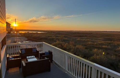 Port Bolivar House | Beach House with Breathtaking Sunsets - Perfect for Couples and Families!
