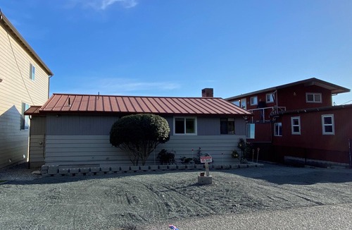 Clinton Cottage | Beach house with views of Puget Sound, ferry, North Cascades, Mt Baker, Rainier.