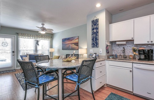 Gold Coast Condo | BeachBlockSeaEscape🌅See Beach Block Paradise VRBO# 2963230 for Reviews~Same Host